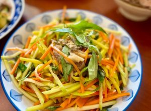 Hình của món Gỏi Xoài Cà Rốt Rau Răm Trộn Khô Cá Sặc.