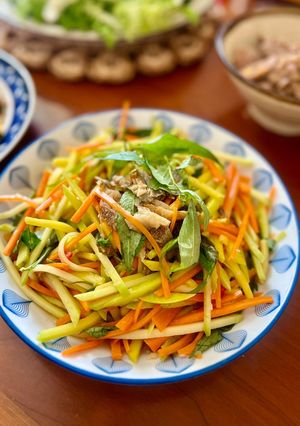 Hình của món Gỏi Xoài Cà Rốt Rau Răm Trộn Khô Cá Sặc.