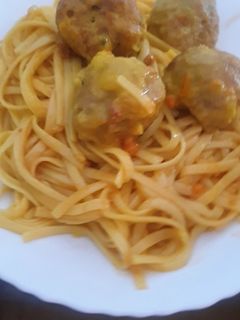 Una foto de Tallarines con albóndigas