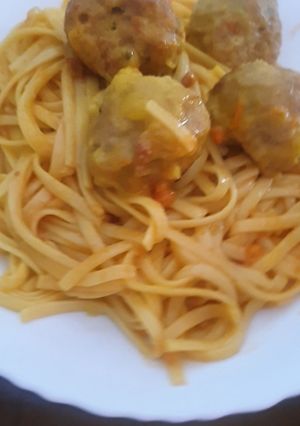 Una foto de Tallarines con albóndigas