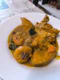 Pollo con salsa de azafrán