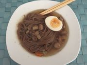 Una foto de fideos de soba