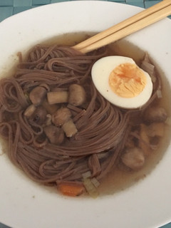 Una foto de Sopa con fideos soba🍜
