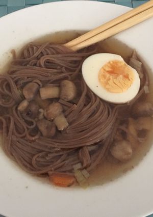 Una foto de Sopa con fideos soba🍜