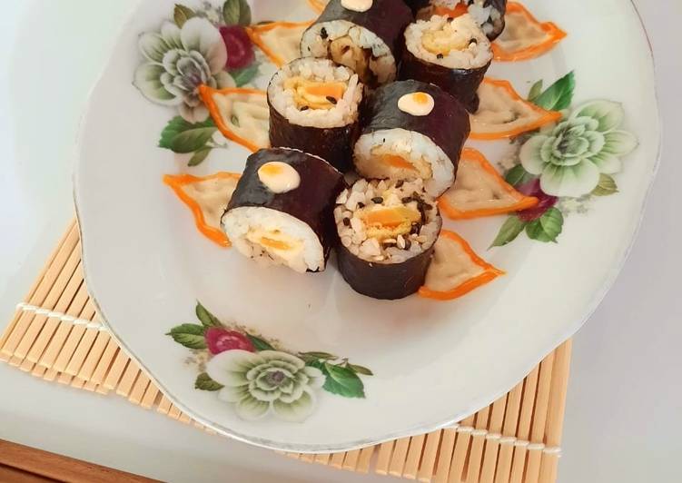 Cara Gampang Menyiapkan Sushi Roll Simple, Bikin Ngiler