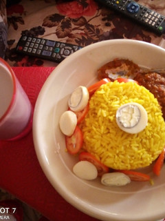 A picture of Miyar kayanciki da shinkafa Mai curry.