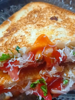 प्याज टमाटर सैंडविच (Pyaz tamatar sandwich recipe in Hindi) रेसिपी मुख्य फोटो