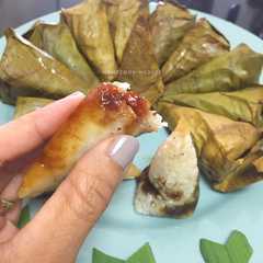 A picture of Jajanan Tradisional Awug awug Ketan Gula Merah aka Iwel iwel.