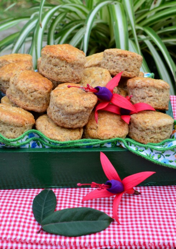 Una foto de Scones integrales de limón, sin manteca🌺