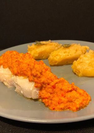 Une photo de Cabillaud avec sa sauce chorizo