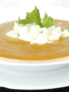 Una foto de Crema de verduras y carne con queso burgos