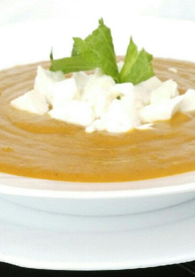 Una foto de Crema de verduras y carne con queso burgos