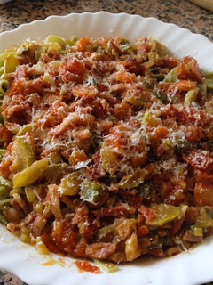 Una foto de Nidos con bacon y verduras