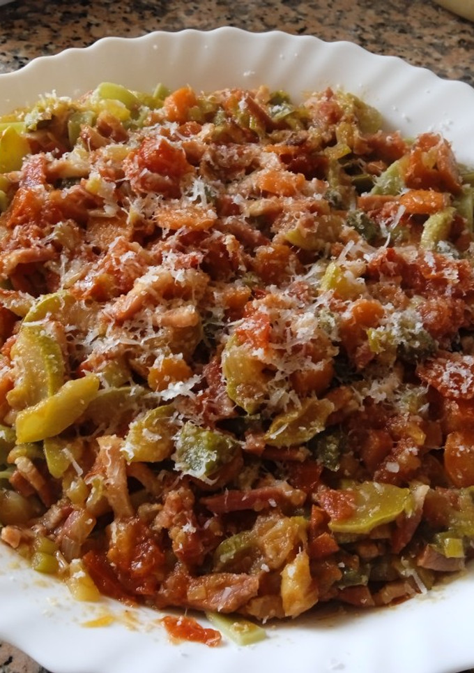 Una foto de Nidos con bacon y verduras