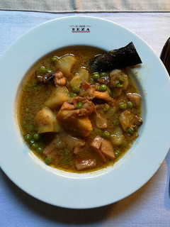 Una foto de Sepia guisada con patatas y guisantes
