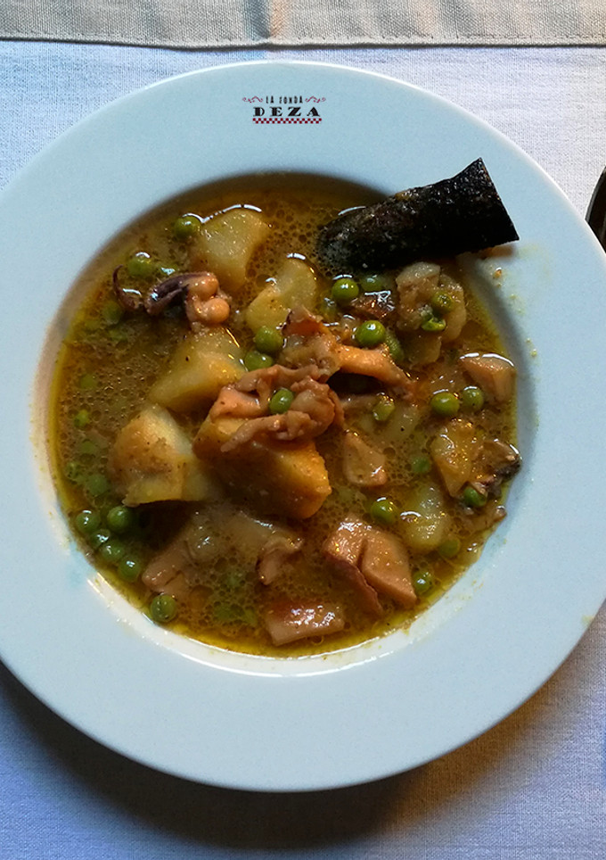 Una foto de Sepia guisada con patatas y guisantes