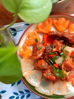 Hình của món Sườn xào chua ngọt.