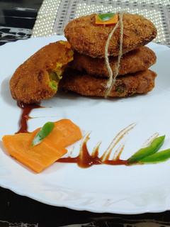वेजी कटलेट्स (Veggie Cutlets recipe in Hindi) रेसिपी मुख्य फोटो