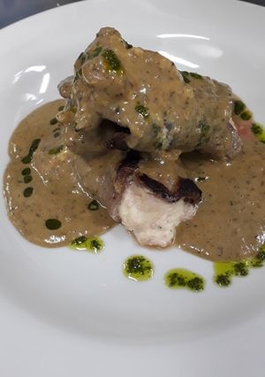 Una foto de Niño envuelto (Cárnico) con crema de hongos de pino!