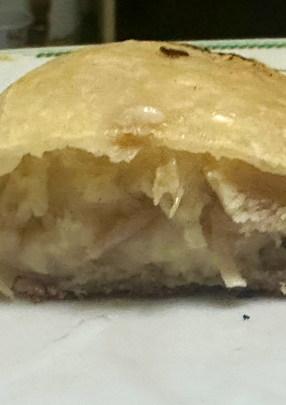 Una foto de Empanada de pollo y salsa blanca