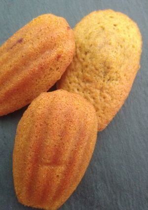 Une photo de Madeleine au café
