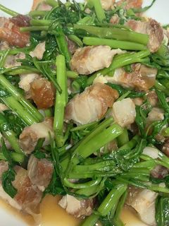 รูปของ หมูกรอบผัดผักบุ้ง (อาหารคีโต)