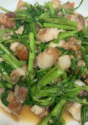 รูปของ หมูกรอบผัดผักบุ้ง (อาหารคีโต)