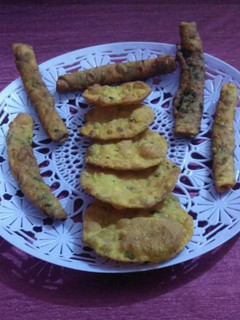 મેથીપુરી & મેથીરોલ (-Methi Puri Methi Roll Recipe In Gujarati) રેસીપી મુખ્ય ફોટો
