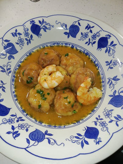 Una foto de Albóndigas de merluza y langostinos
