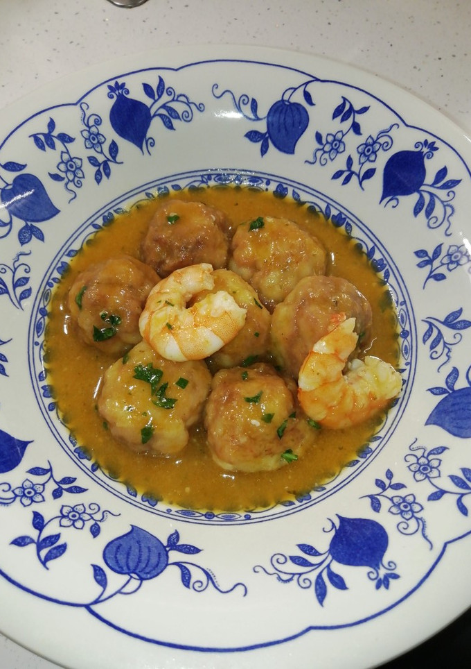 Una foto de Albóndigas de merluza y langostinos