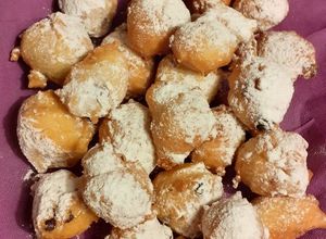 Foto di Fritole con pinoli, uvetta, grappa e profumo d'arancia