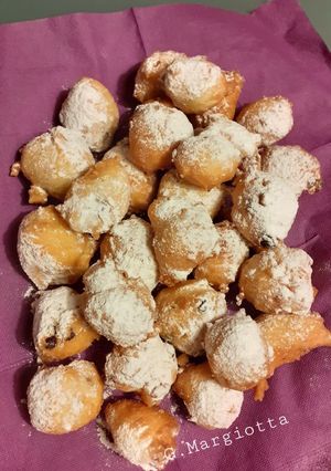 Foto di Fritole con pinoli, uvetta, grappa e profumo d'arancia