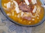 Una foto de locro con chorizo colorado