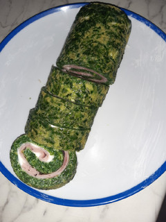 Una foto de Enrollado de espinacas, jamón de York y queso