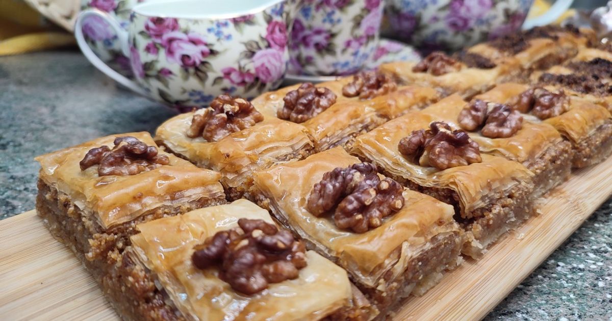 Baklava árabe crujiente con nueces y miel
