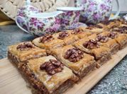 Una foto de baklava con almendra y nuez