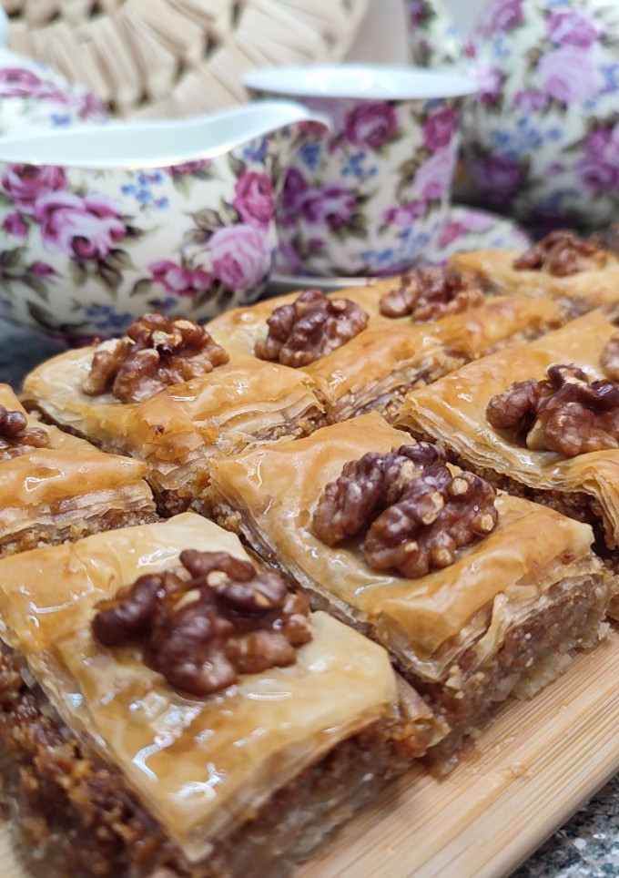 Una foto de Baklava Receta Ärabe. Un Pastel tradicional Turco con Nueces