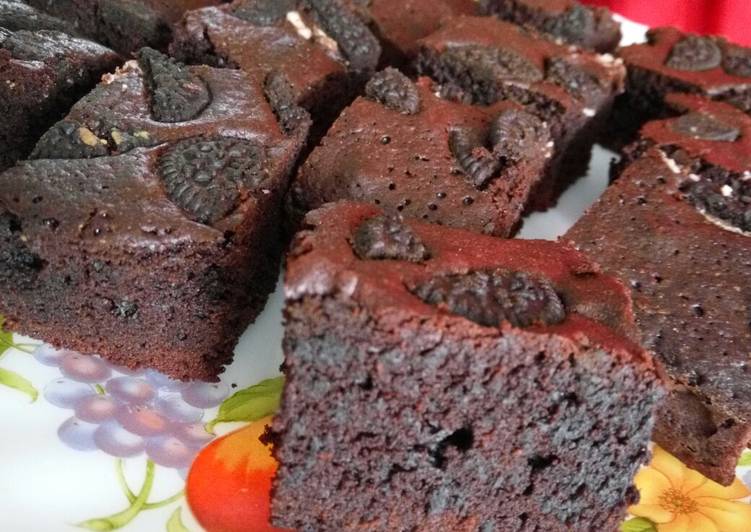 Brownies panggang toping oreo