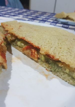 Una foto de Rapiditas con relleno de verduras grilladas hummus y espinaca