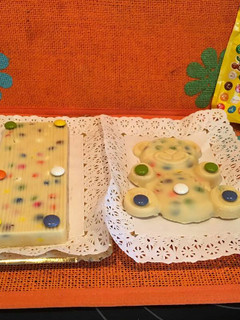 Una foto de Turrón de chocolate blanco y lacasitos