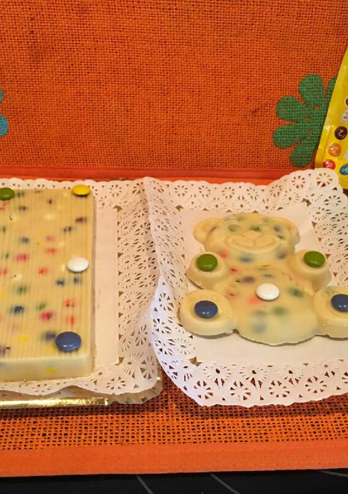 Una foto de Turrón de chocolate blanco y lacasitos