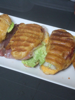 Una foto de Cruasanes rellenos de jamón salado y foie gras