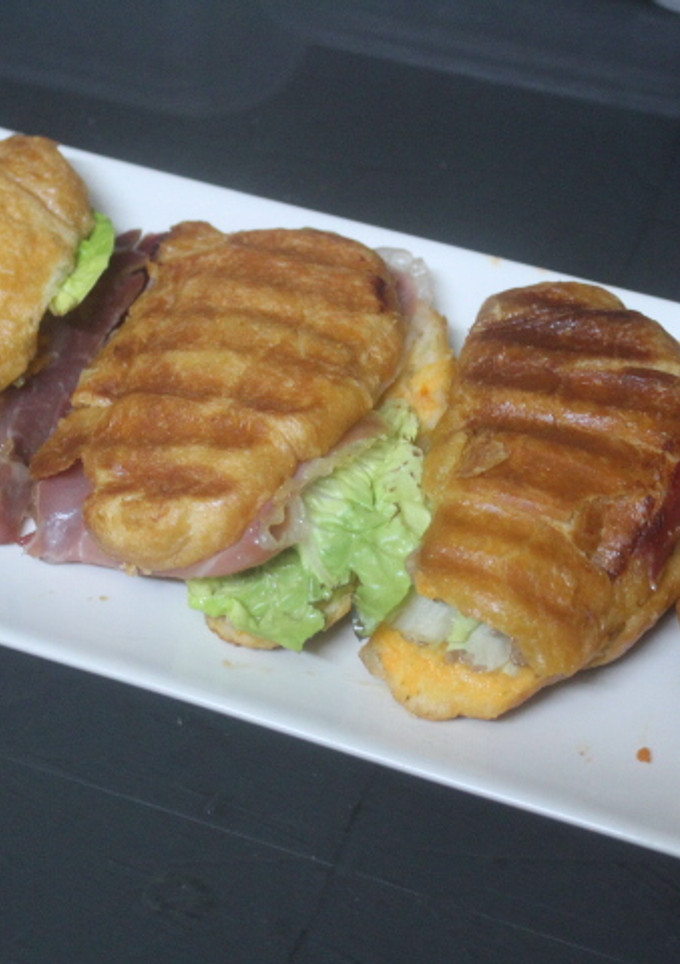 Una foto de Cruasanes rellenos de jamón salado y foie gras