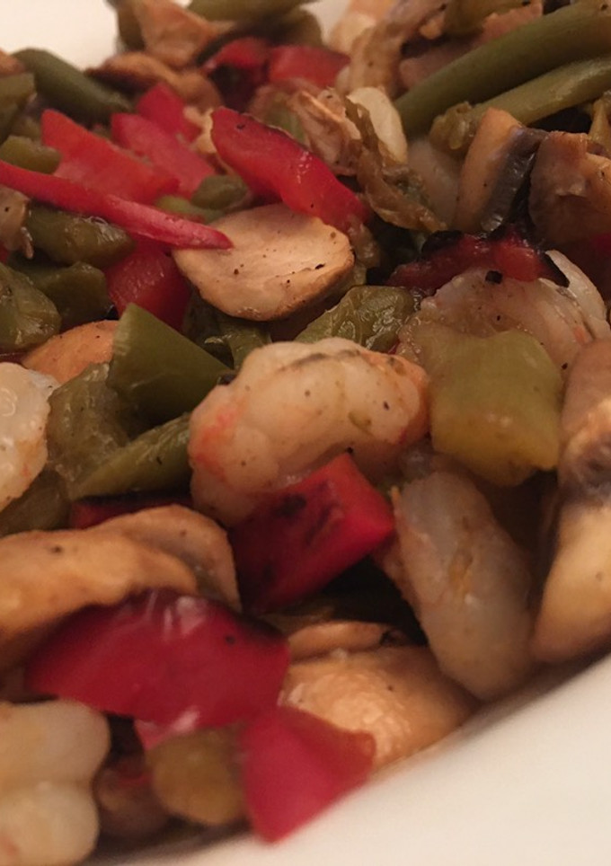 Una foto de Gambas con ajetes, champiñones y pimiento rojo