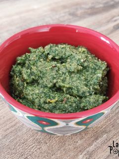 Une photo de Pesto de fanes de carotte