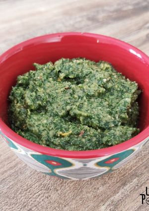 Une photo de Pesto de fanes de carotte