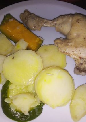 Una foto de Pollo con verduras hervidas