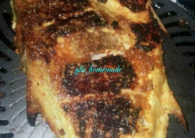 Bagaimana Membuat Ikan bakar bumbu kecap yang Enak Banget
