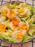 Salad trứng trộn sốt mè rang