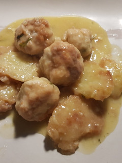 Una foto de Albóndigas de pollo con papas